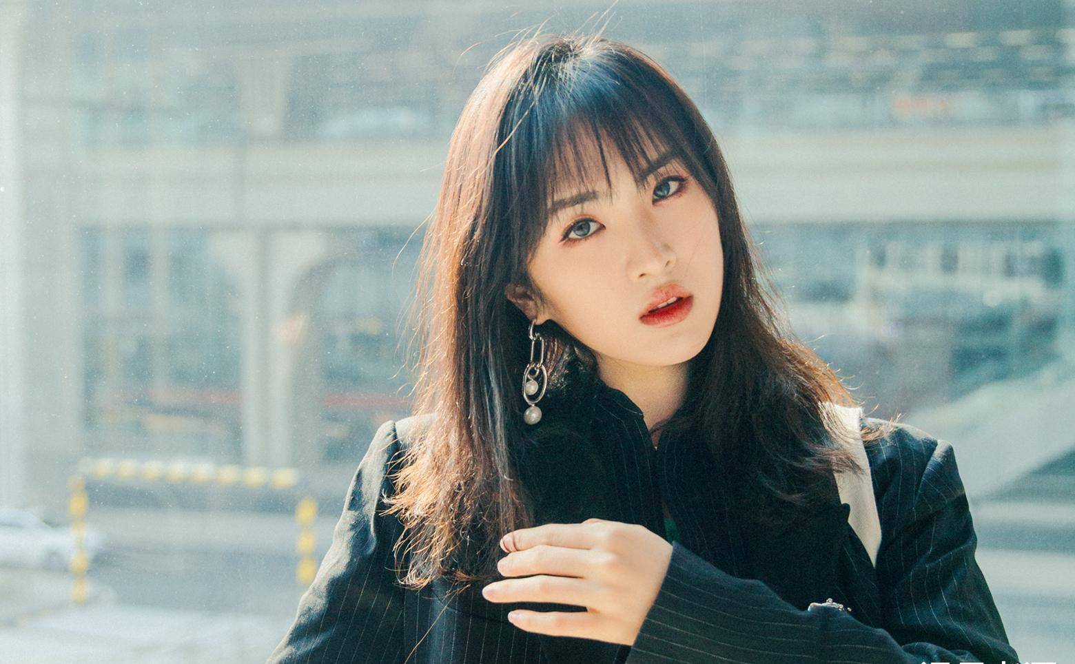 姚安娜出席上海车展,为摩卡站台,网友称相比女团更适合做女老板_时候