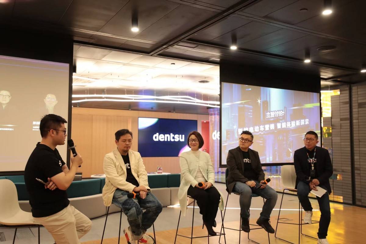 左起为:电通中国营销效果副总裁仲翔晖,电通创意中国营销部长刘屹峰
