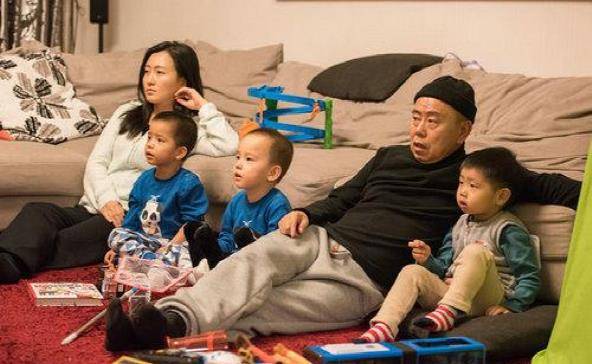 潘长江一家为86岁老母亲庆生,妻子好胖,女儿穿搭朴素很漂亮_潘阳_黑色