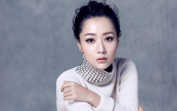 白冰作为京城四美之一,实力颇为不错,今与丈夫分手与女儿在一起_角色