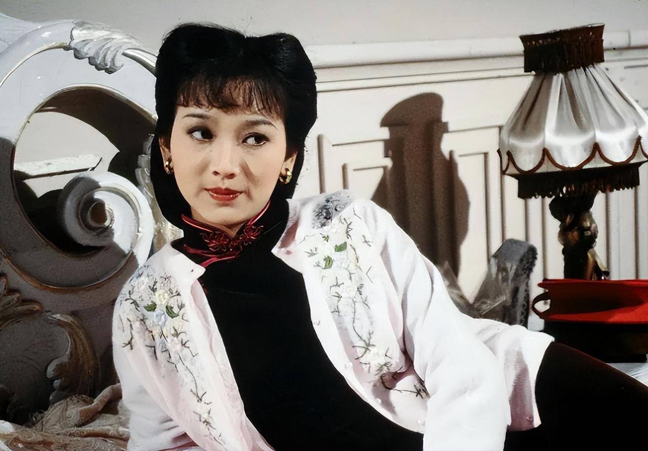 这个小伙就是许文强,这个女孩就是冯程程,这部电视剧就是《上海滩》