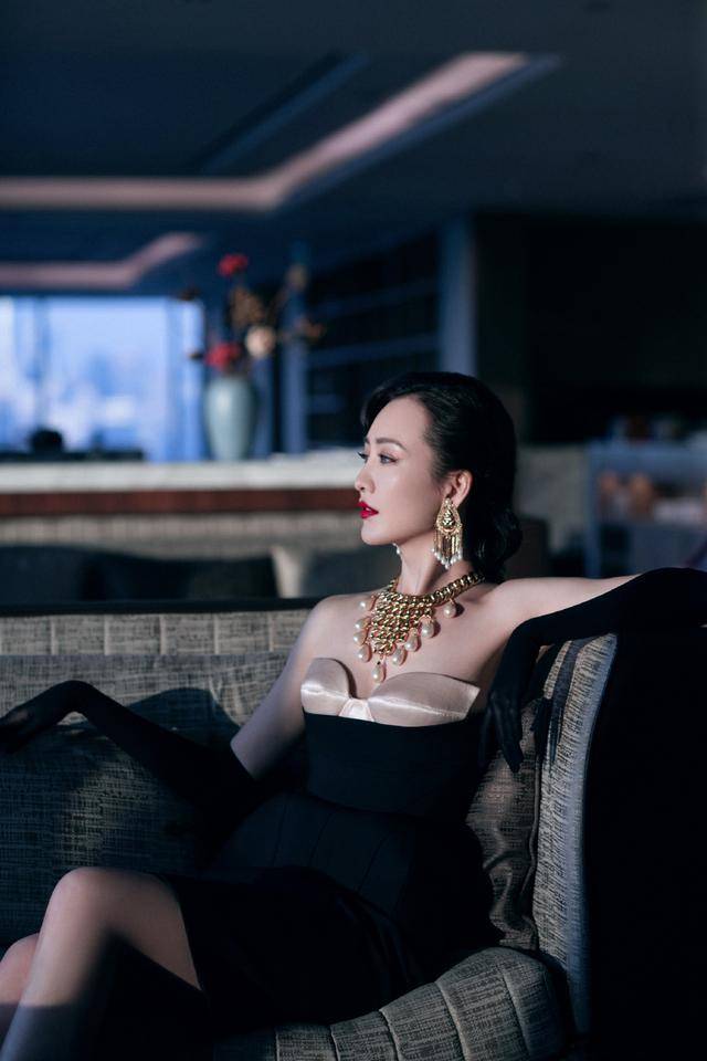 王鸥穿搭"真豪放",故意衣物外穿前卫又时髦,藏不住的女人味_黑色_时尚