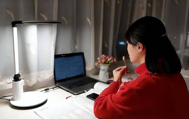 河南一历史女教师上网课时被干扰，与学生阴阳相隔，官方回应