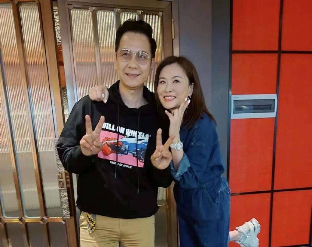 陈启泰张文慈夫妇齐聚大陆,亿万富翁网红罕见亮相_陈懿恒_观众_肩膀