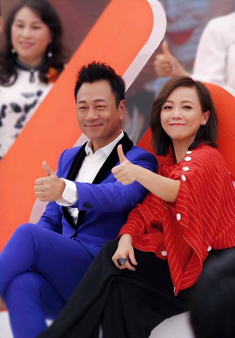 邓萃雯黎耀祥结伴出游!