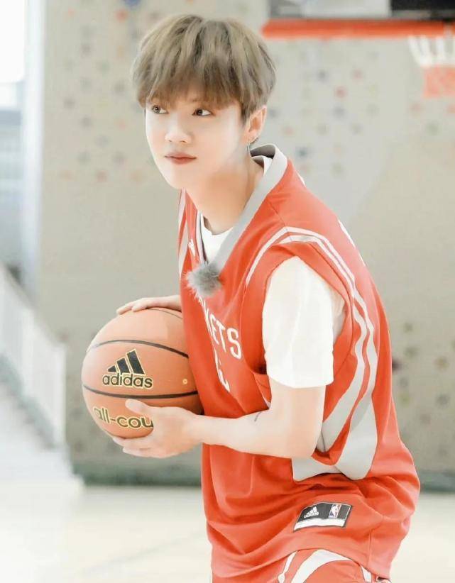 运动装最好看的明星top10:王一博鹿晗少年感十足,龚俊男友风_运动服