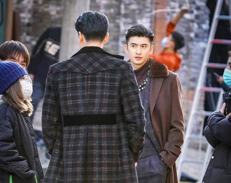 《民国大侦探》双人路透曝光,胡一天张云龙对视一笑,粉丝:爱了_大衣