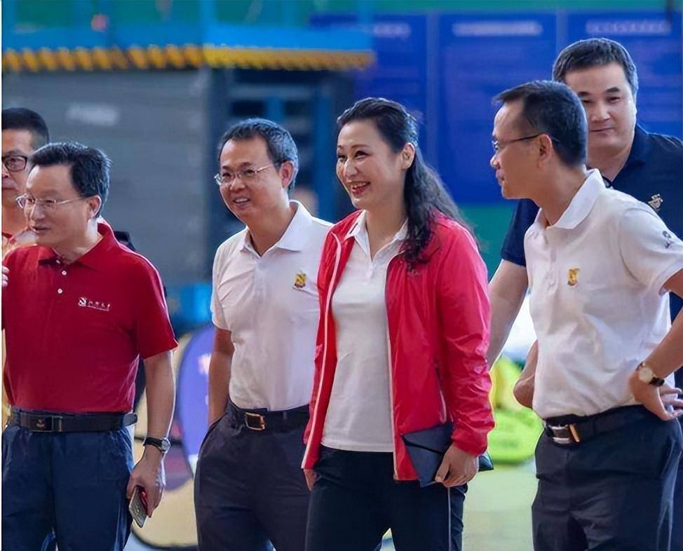 她被誉为最女子校长,39岁成教授,49岁当大学校长,54岁知性美丽_姜虹