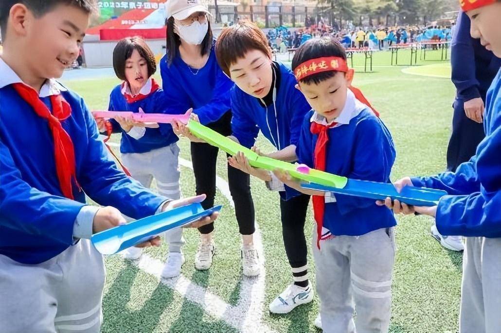 珠行万里今年的亲子运动会游戏比赛项目更加丰富有趣,学生家长和孩子