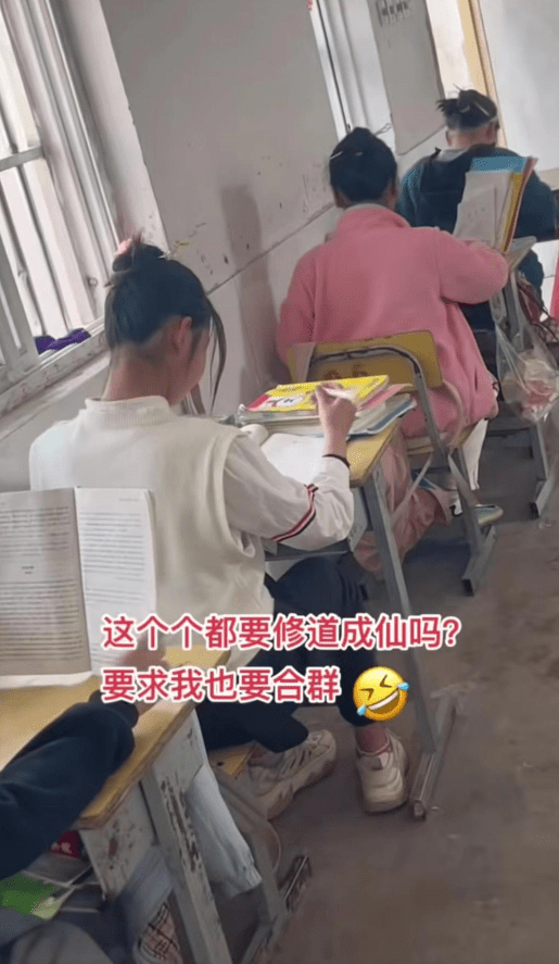 原创            小学班级里流行男生扎小辫，女生盘“道士头”，老师：就我不合群-男生扎小辫子的照片大全