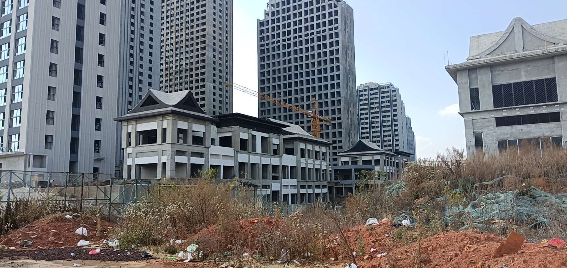 亚广文化旅游城("融创孔雀镇"项目)位于昆明市呈贡区洛龙街道办事处西