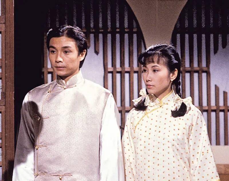 1980年,刘松仁和师姐汪明荃合作了王天林执导的《京华春梦》,饰演了