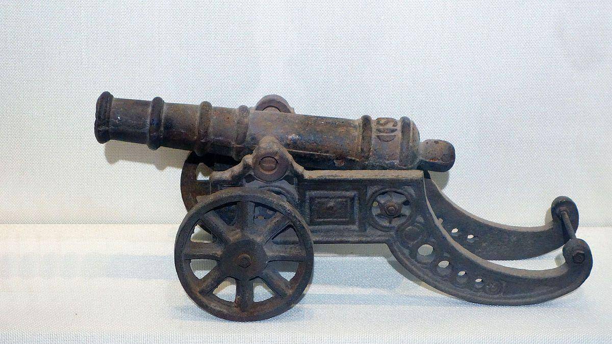 火药作为中国四大发明之一,在中国古代火器装备中,发挥什么作用