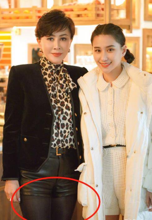 55岁刘嘉玲罕见穿黑丝袜,一双腿比少女还细,手腕上套五个金镯_年龄