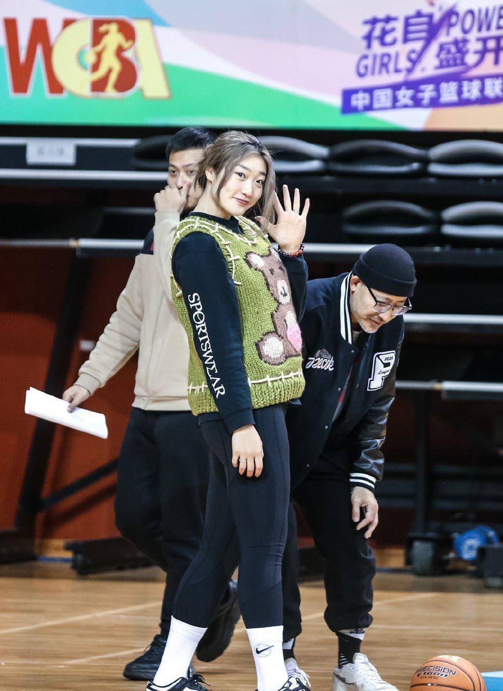 而李梦要是时尚起来,就更是别有一番气质,她这样的身高加上柔和的身体