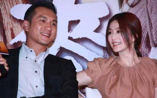 后来,黄珏肆无忌惮的到处沾花惹草,和胡可,杨恭如,李小璐,霍思燕多人