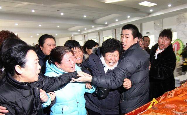 可能有人会说,公墓方总不至于把死人的骨灰盒挖出来吧,其实答案是肯定