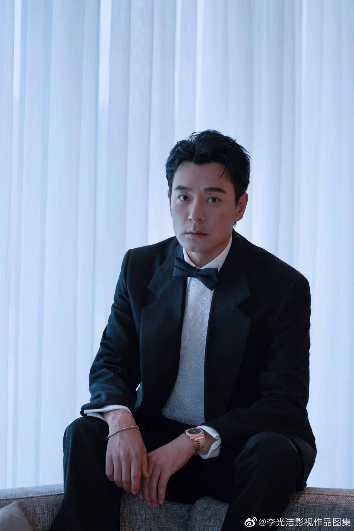 黑色西装儒雅经典,叔圈气质天花板不是吹的_生活_魅力_网友