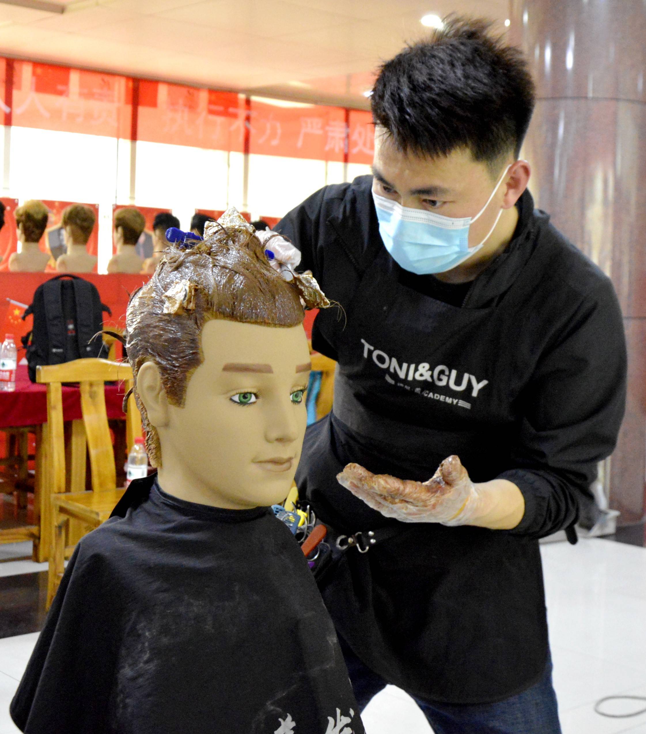 美发比赛时间共2小时比赛刚一开始选手们便立刻进入状态