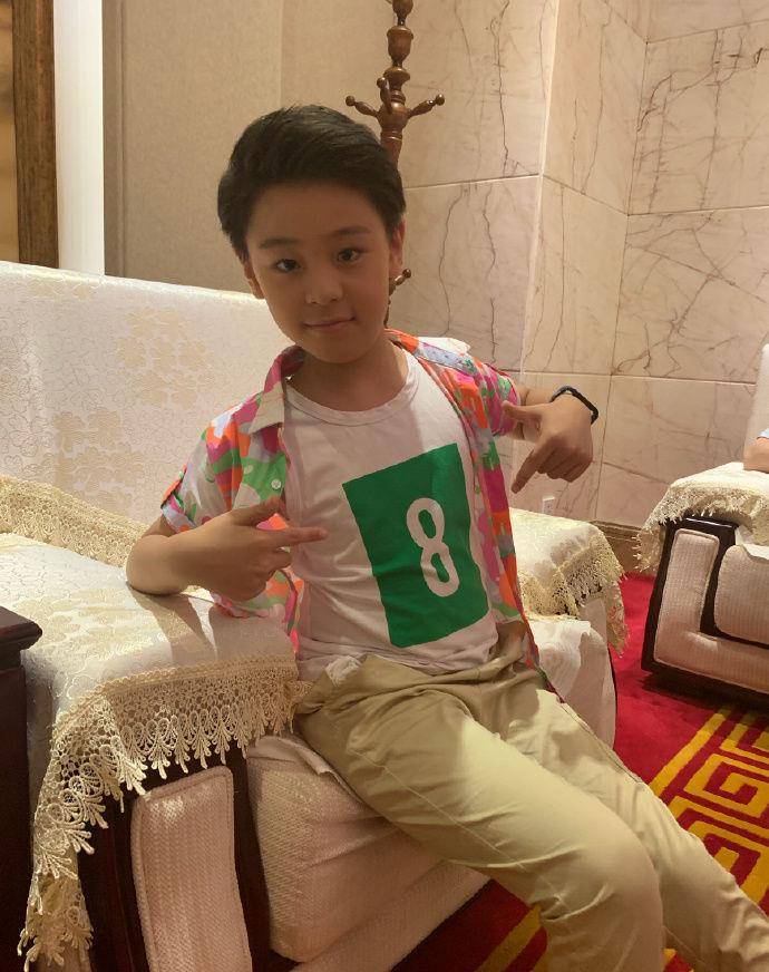 蔡国庆带儿子一同出演儿童电影,蔡轩正接受采访不卑不