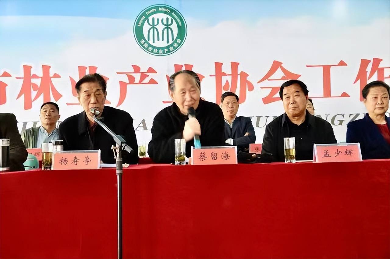 原河南职业技术学院党委书记杨寿亭,原河南省体育局副局长张跃民,原