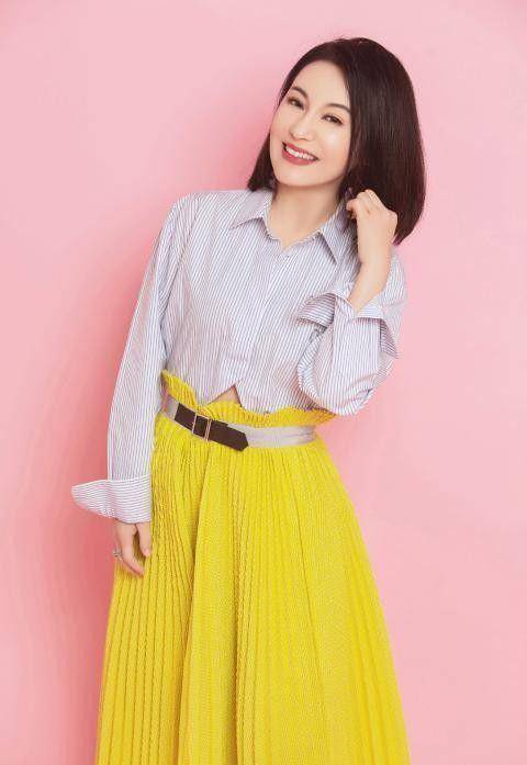 歌手周艳泓谈离去父亲,眼含泪光难释怀,曾与李湘前夫被曝多角恋_状态