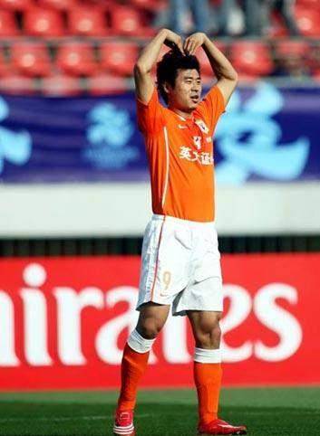 泰山队中锋复制前辈成长经历 他能扛起锋线大旗吗_郭田雨_韩鹏_比赛