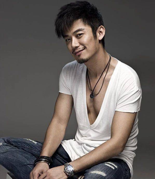 勇敢的卢芳生:海归学霸,半路转行弃商从艺,如今演反派悄悄走红_芦芳生