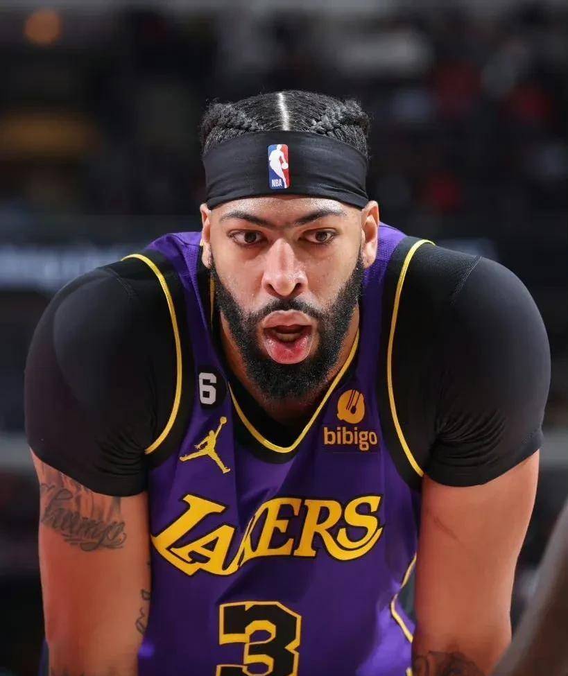 不得不说,这个发型的浓眉打得真行!