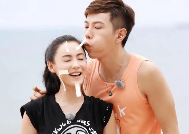 张柏芝返港与空姐吵架,争执一个钟全家被赶下机,三胎生父疑现身_飞机