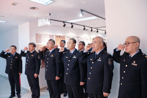 新民市应急局组织参观《档案里的红色新民》(图2)