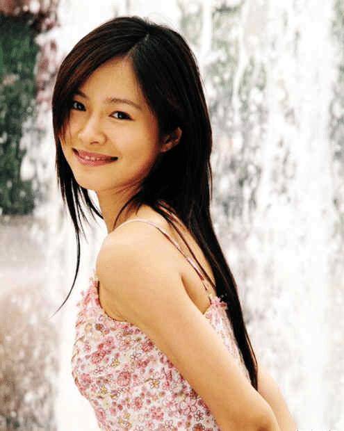 中学时期,江一燕就与几个同学组成一个名为"漂亮宝贝"组合,还被国外