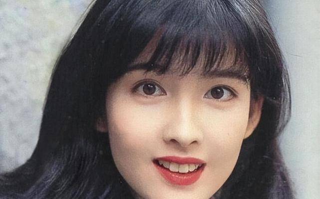 "要想俏三分龅",这9位女星龅牙也好看,个个灵气逼人明艳大气_周海媚