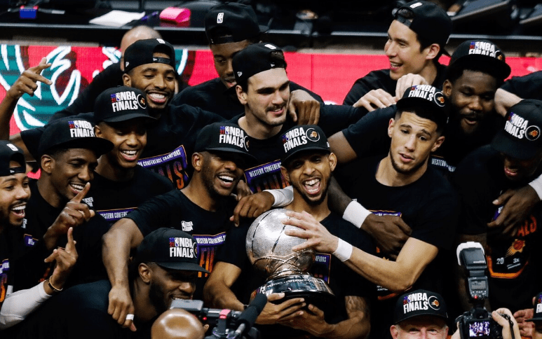 在太阳队史上,已经三次打进总决赛,分别是1976年,1993年,2021年,都是