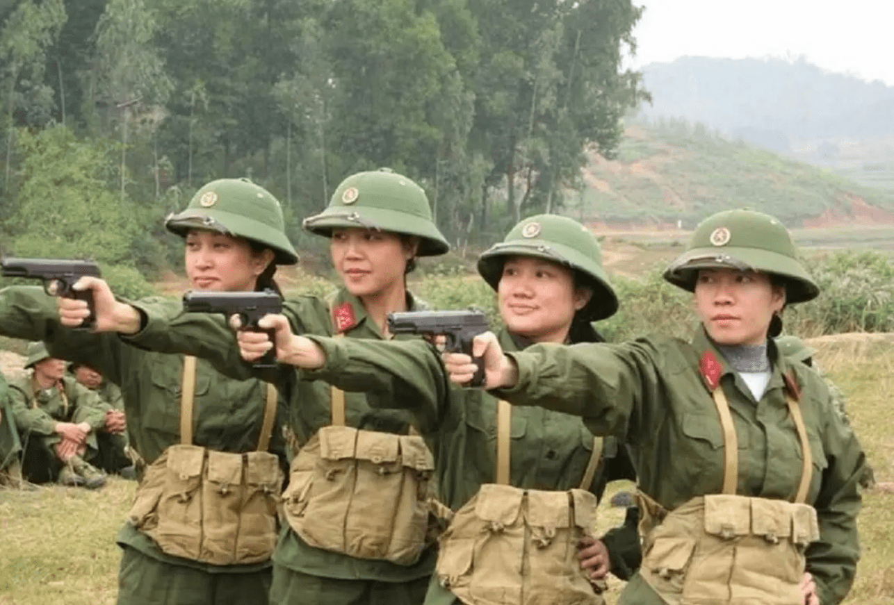 越南军队"坍塌式腐败":女军官背lv包住豪宅,被民众戏称军火商_军人