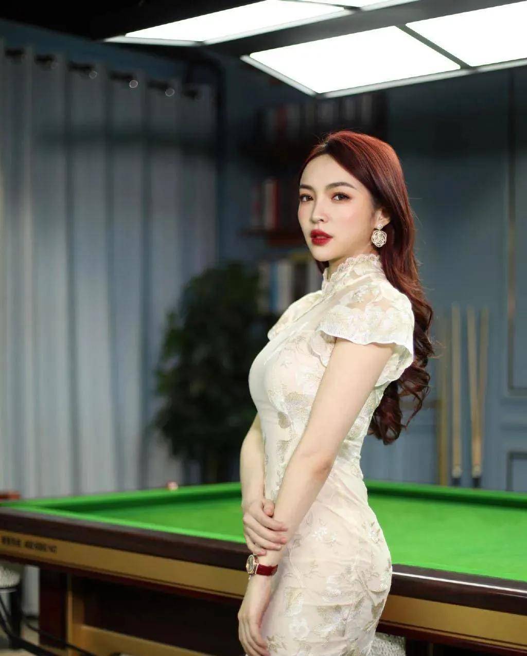 最美90后一级女裁判王钟瑶女神-30岁仍然单身的抖音红人_乔氏_身材