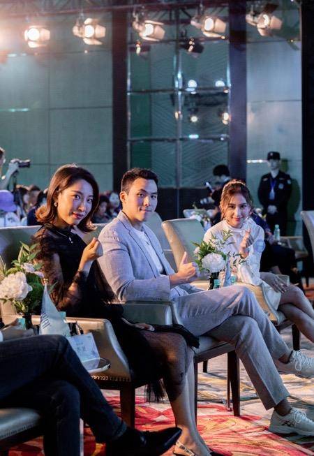 何老大前儿媳齐娇与女子亲密合照,脸部发福变化大,分手赡养费不菲_何