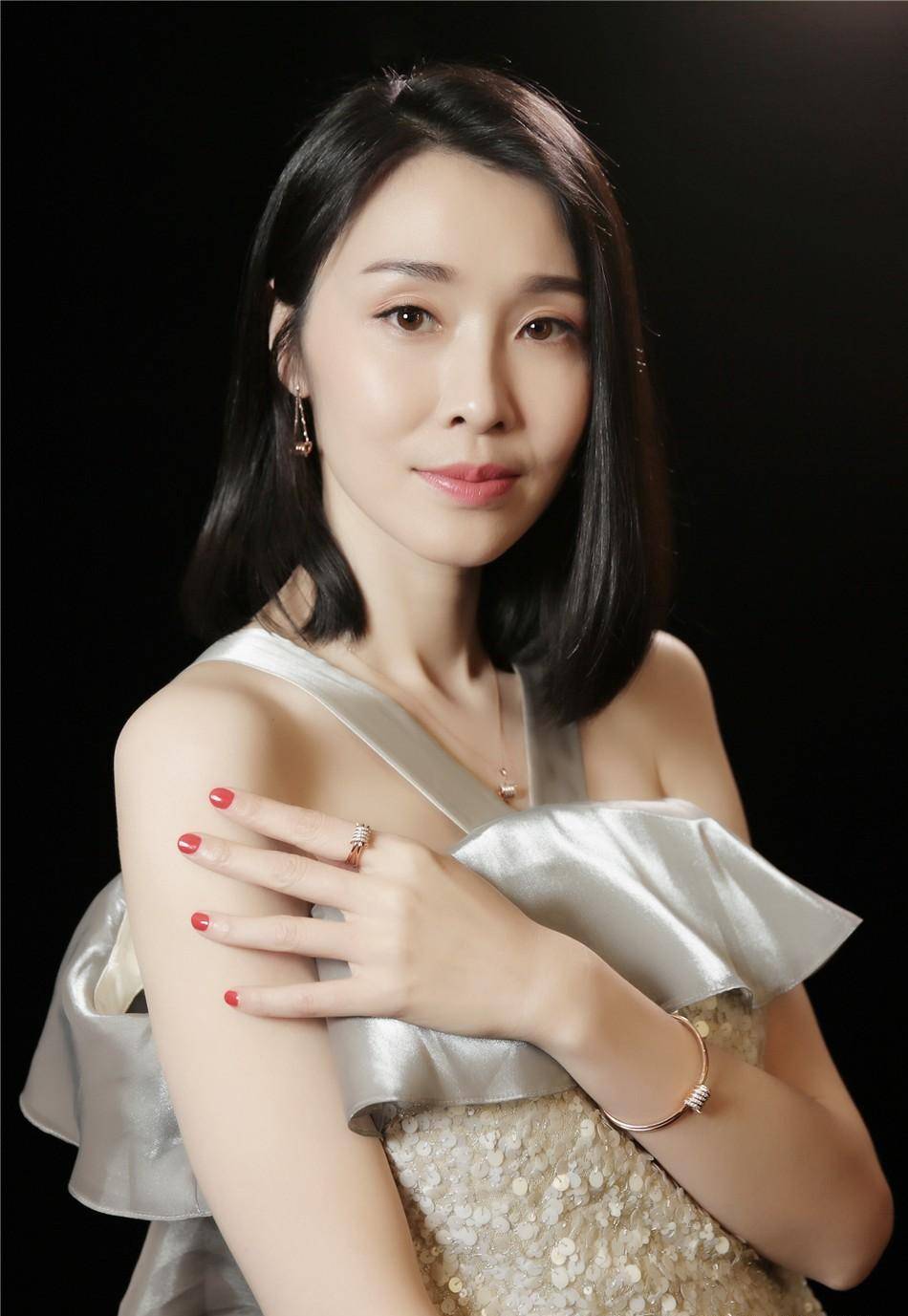 明星写真:陈丽娜银色高跟开叉连衣裙性感美照_娱乐_朋友_媒体