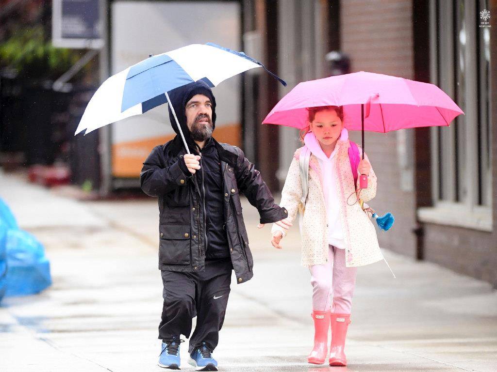 《权游》街头出现小恶魔!彼特·丁拉基牵着女儿的小手好亲切