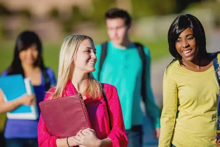 平等还是优待?嚣张跋扈,广西医大国外留学生插队打人,引人热议_地方_