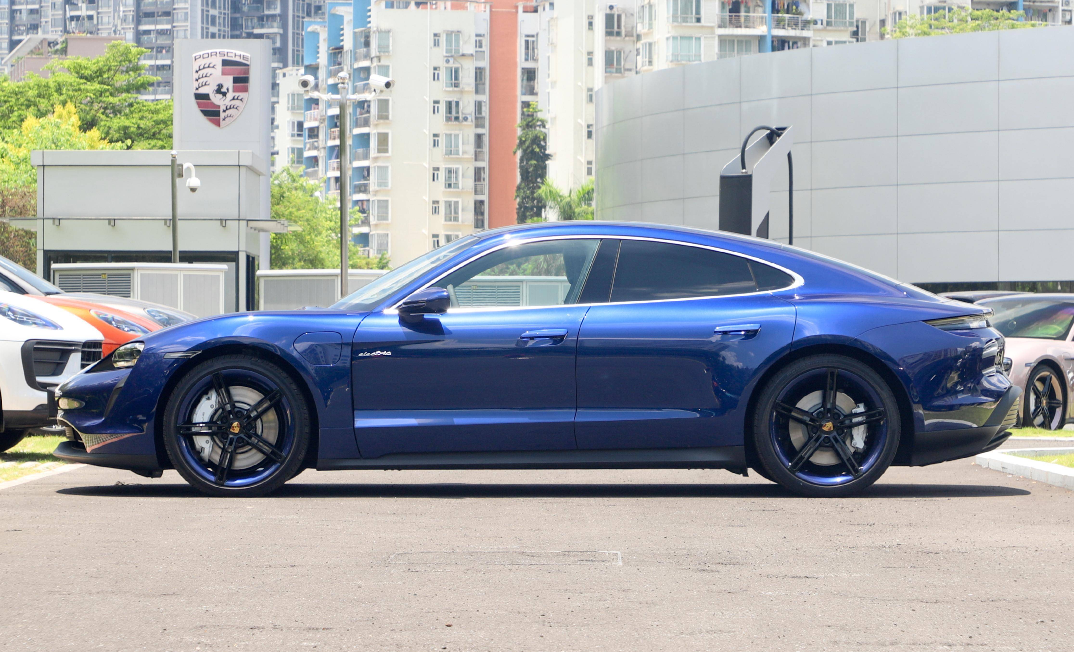 首先,保时捷taycan搭载了一组高性能电池组和双电动机的组合,最大功率