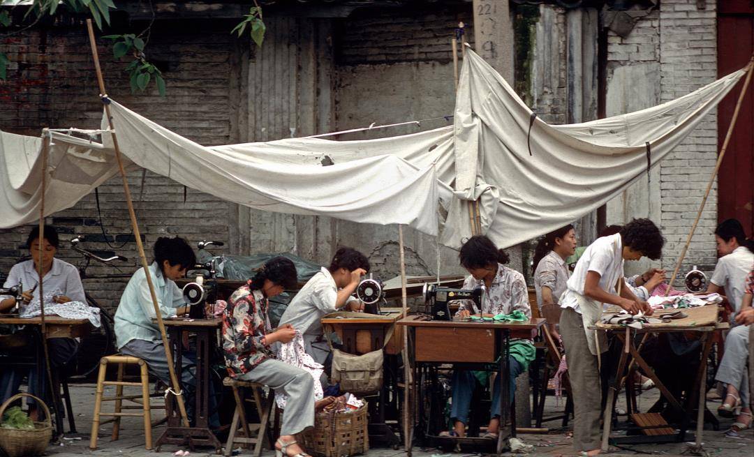 擺地攤賣小人書,那麼小就自己賺錢了.打氣球.