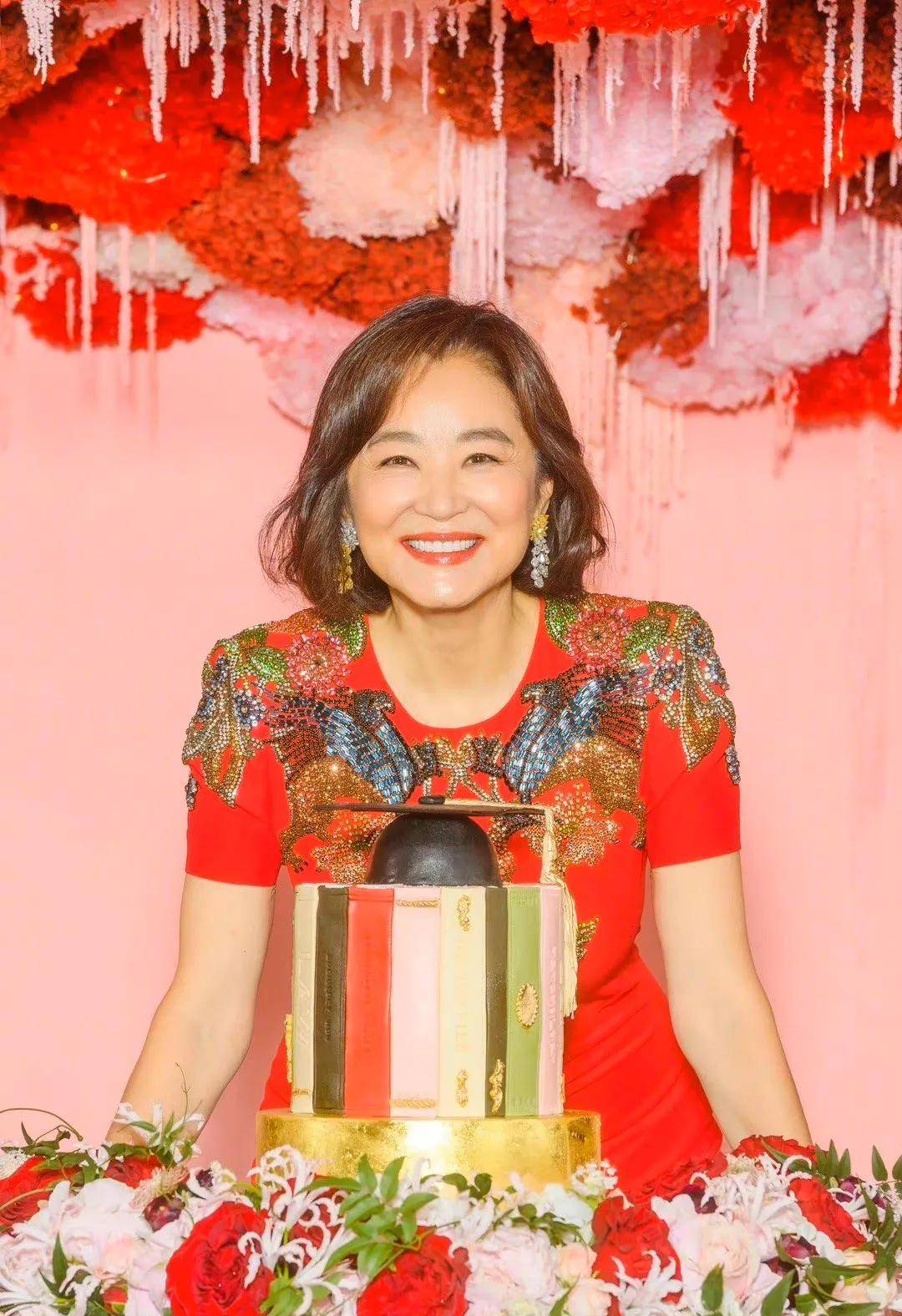 林青霞晒庆生照,笑容灿烂状态好,换两套造型和珠宝雍容华贵_女神_生日