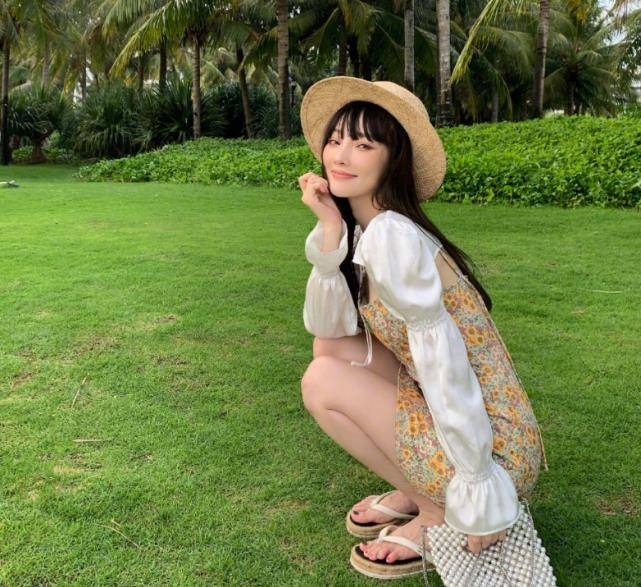 李小璐与闺蜜聚餐,身材曼妙,谁注意到楼顶超大露台:有钱真好_生活