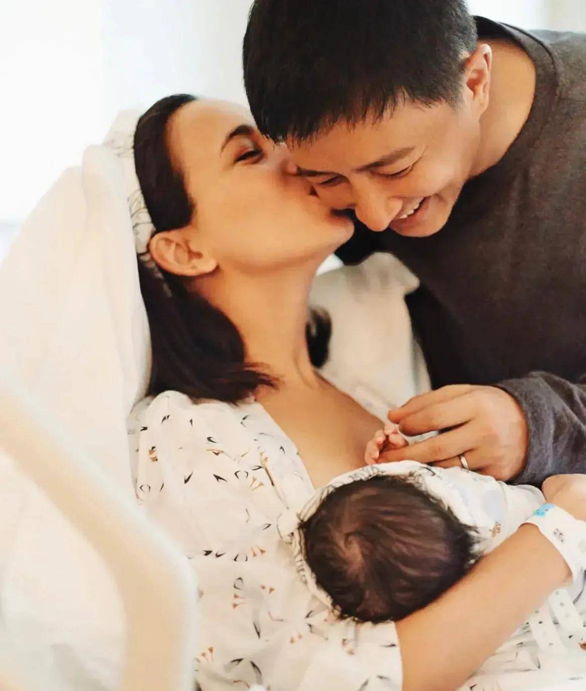 卢靖姗晒遛娃照,推婴儿车带女儿去公园,老公韩庚视角下满脸幸福_照片