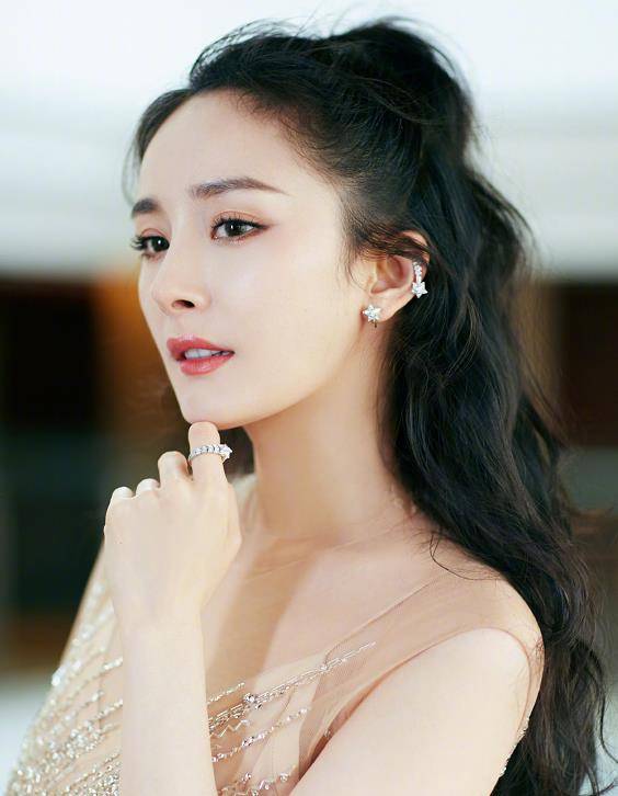 杨幂成了"维秘内衣"代言人!