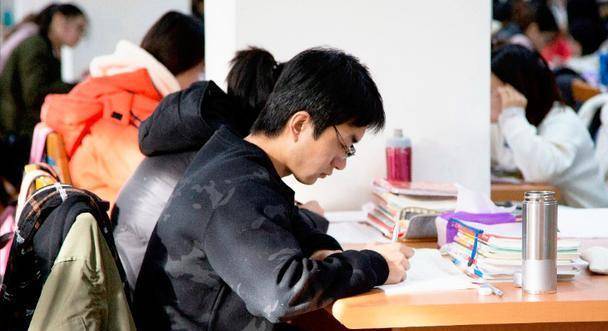 因为现在的大学毕业生比比皆是,所以许多公司都会加大对毕业生的要求