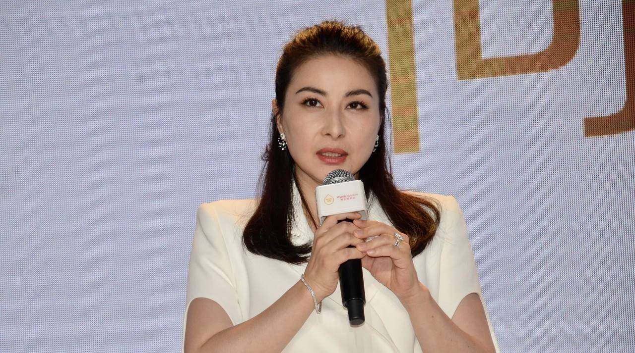 却只买50块钱的鞋,她因为啥和霍启刚站一起_郭晶晶_香港_霍氏