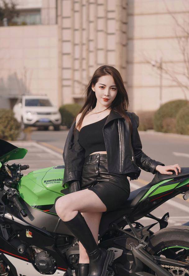 台球女神王钟瑶晒摆拍照,飒爽英姿,气质非凡,好身材一览无余!