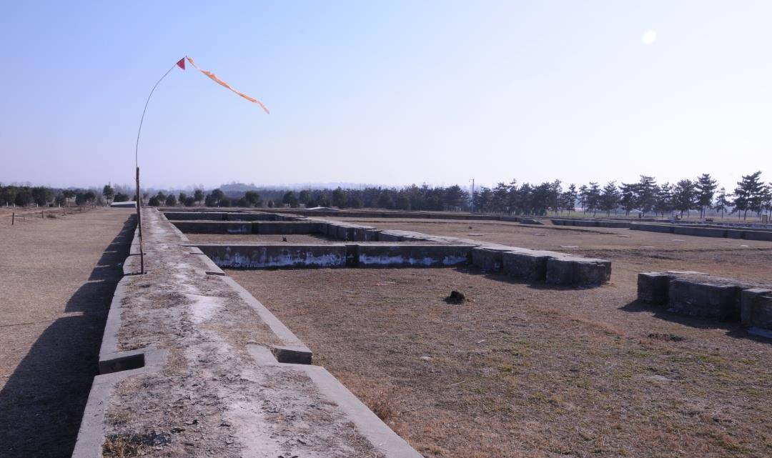 城中村一座残破的土台子,2千年前是西汉皇宫正殿_遗址_建章宫_高堡子